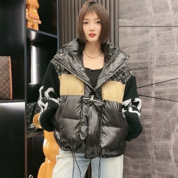 Damdunjacka Med Lapptäckt Denimkrage Och Huva