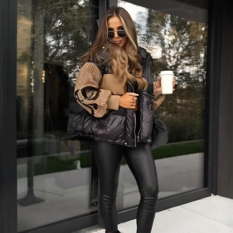 Damdunjacka Med Lapptäckt Denimkrage Och Huva