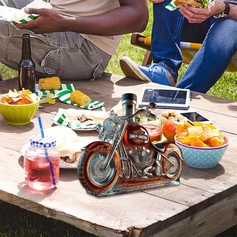 Kreativ vinflaska av motorcykelglas