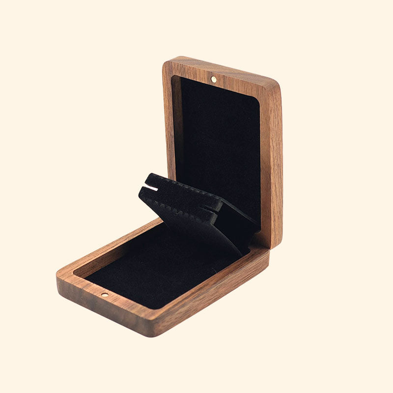 Opbevaringsboks til ringe i valnød - elegant magnetisk roterende design