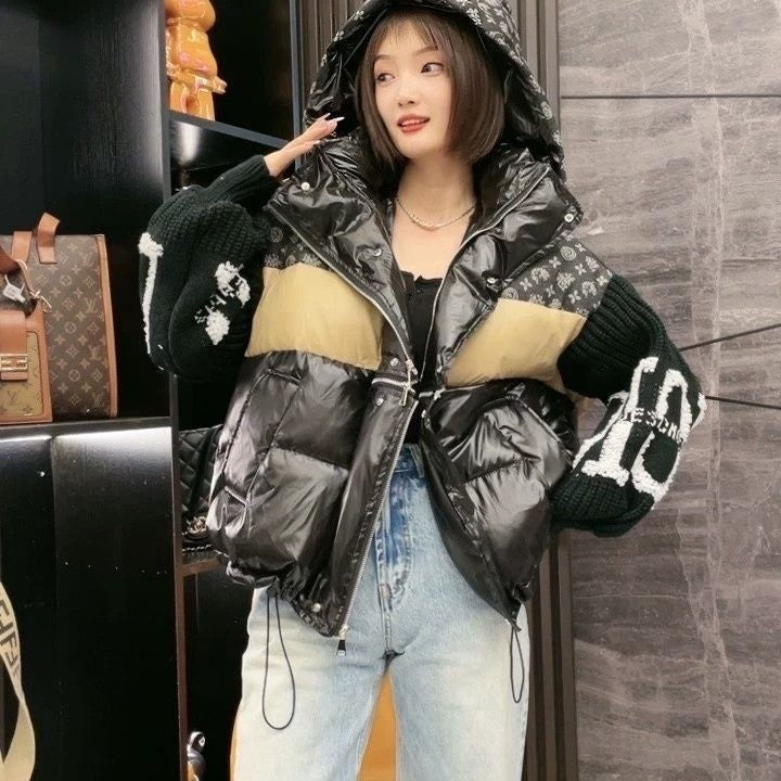 Damdunjacka Med Lapptäckt Denimkrage Och Huva