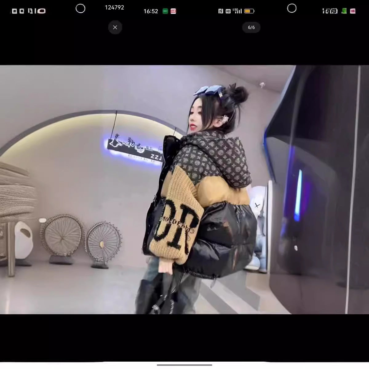 Damdunjacka Med Lapptäckt Denimkrage Och Huva